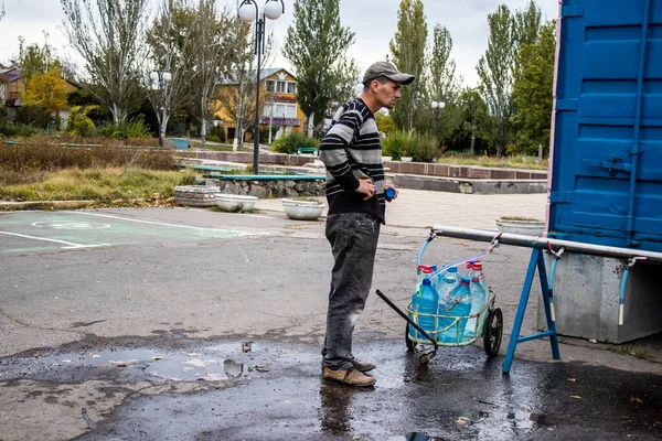 Люди Приходять Щоб Дістати Воду Між Двома Бомбами Після Російської — стокове фото
