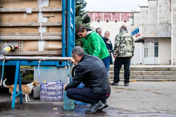 Люди Приходять Щоб Дістати Воду Між Двома Бомбами Після Російської — стокове фото