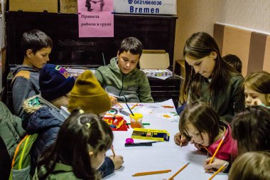 Bakhmut, Ukraynalı çocuklar Dnipro mülteci evinde ikamet ediyorlar. Caritas Ukrayna, acil durum malzemeleri, eğitim ve sağlık hizmetleri de dahil olmak üzere ihtilafın uzun vadeli etkilerinden etkilenen toplumlara insani yardım sağlıyor ve onları destekliyor.
