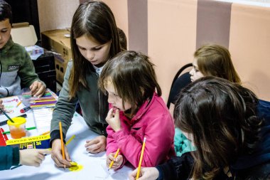 Bakhmut, Ukraynalı çocuklar Dnipro mülteci evinde ikamet ediyorlar. Caritas Ukrayna, acil durum malzemeleri, eğitim ve sağlık hizmetleri de dahil olmak üzere ihtilafın uzun vadeli etkilerinden etkilenen toplumlara insani yardım sağlıyor ve onları destekliyor.