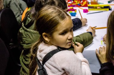 Bakhmut, Ukraynalı çocuklar Dnipro mülteci evinde ikamet ediyorlar. Caritas Ukrayna, acil durum malzemeleri, eğitim ve sağlık hizmetleri de dahil olmak üzere ihtilafın uzun vadeli etkilerinden etkilenen toplumlara insani yardım sağlıyor ve onları destekliyor.