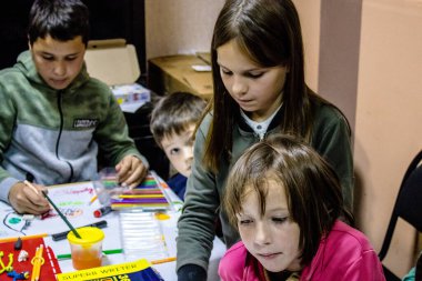 Bakhmut, Ukraynalı çocuklar Dnipro mülteci evinde ikamet ediyorlar. Caritas Ukrayna, acil durum malzemeleri, eğitim ve sağlık hizmetleri de dahil olmak üzere ihtilafın uzun vadeli etkilerinden etkilenen toplumlara insani yardım sağlıyor ve onları destekliyor.