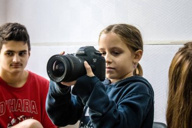 Bakhmut, Ukraynalı çocuklar Dnipro mülteci evinde ikamet ediyorlar. Caritas Ukrayna, acil durum malzemeleri, eğitim ve sağlık hizmetleri de dahil olmak üzere ihtilafın uzun vadeli etkilerinden etkilenen toplumlara insani yardım sağlıyor ve onları destekliyor.