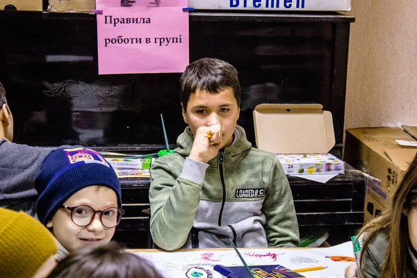 Děti Bakhmutu Ukrajině Pobývající Uprchlickém Domě Dnipro Caritas Ukraine Poskytuje — Stock fotografie