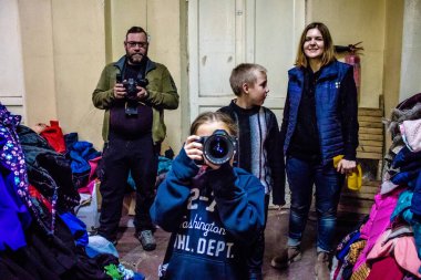 Bakhmut, Ukraynalı çocuklar Dnipro mülteci evinde ikamet ediyorlar. Caritas Ukrayna, acil durum malzemeleri, eğitim ve sağlık hizmetleri de dahil olmak üzere ihtilafın uzun vadeli etkilerinden etkilenen toplumlara insani yardım sağlıyor ve onları destekliyor.