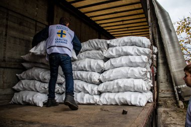 Dnipro bölgesinde bir aileye kamyonla erzak teslimatı. Caritas Ukrayna, acil durum malzemeleri, eğitim ve sağlık hizmetleri de dahil olmak üzere ihtilafın uzun vadeli etkilerinden etkilenen toplumlara insani yardım sağlıyor ve onları destekliyor.