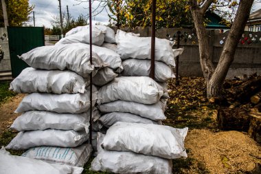 Dnipro bölgesinde bir aileye kamyonla erzak teslimatı. Caritas Ukrayna, acil durum malzemeleri, eğitim ve sağlık hizmetleri de dahil olmak üzere ihtilafın uzun vadeli etkilerinden etkilenen toplumlara insani yardım sağlıyor ve onları destekliyor.