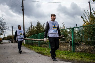 Dnipro bölgesinde bir aileye kamyonla erzak teslimatı. Caritas Ukrayna, acil durum malzemeleri, eğitim ve sağlık hizmetleri de dahil olmak üzere ihtilafın uzun vadeli etkilerinden etkilenen toplumlara insani yardım sağlıyor ve onları destekliyor.