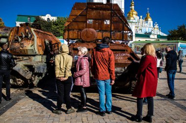 Bir açık hava sergisini ziyaret eden insanlar 2022 yılında Rusya 'nın Ukrayna işgali sırasında yakalanan ve yok edilen Rus askeri teçhizatına sahipler.