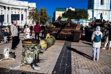 Bir açık hava sergisini ziyaret eden insanlar 2022 yılında Rusya 'nın Ukrayna işgali sırasında yakalanan ve yok edilen Rus askeri teçhizatına sahipler.