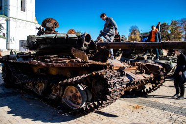 Bir açık hava sergisini ziyaret eden insanlar 2022 yılında Rusya 'nın Ukrayna işgali sırasında yakalanan ve yok edilen Rus askeri teçhizatına sahipler.