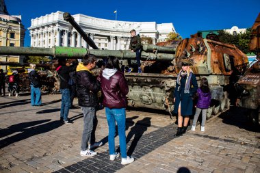 Bir açık hava sergisini ziyaret eden insanlar 2022 yılında Rusya 'nın Ukrayna işgali sırasında yakalanan ve yok edilen Rus askeri teçhizatına sahipler.