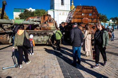 Bir açık hava sergisini ziyaret eden insanlar 2022 yılında Rusya 'nın Ukrayna işgali sırasında yakalanan ve yok edilen Rus askeri teçhizatına sahipler.