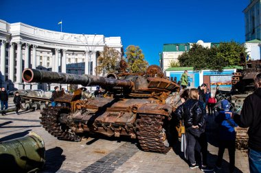 Bir açık hava sergisini ziyaret eden insanlar 2022 yılında Rusya 'nın Ukrayna işgali sırasında yakalanan ve yok edilen Rus askeri teçhizatına sahipler.