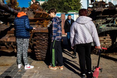 Bir açık hava sergisini ziyaret eden insanlar 2022 yılında Rusya 'nın Ukrayna işgali sırasında yakalanan ve yok edilen Rus askeri teçhizatına sahipler.