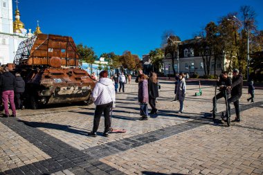 Bir açık hava sergisini ziyaret eden insanlar 2022 yılında Rusya 'nın Ukrayna işgali sırasında yakalanan ve yok edilen Rus askeri teçhizatına sahipler.