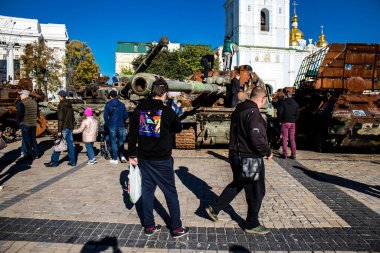 Bir açık hava sergisini ziyaret eden insanlar 2022 yılında Rusya 'nın Ukrayna işgali sırasında yakalanan ve yok edilen Rus askeri teçhizatına sahipler.