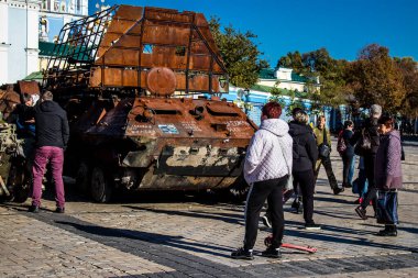 Bir açık hava sergisini ziyaret eden insanlar 2022 yılında Rusya 'nın Ukrayna işgali sırasında yakalanan ve yok edilen Rus askeri teçhizatına sahipler.