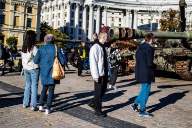 Bir açık hava sergisini ziyaret eden insanlar 2022 yılında Rusya 'nın Ukrayna işgali sırasında yakalanan ve yok edilen Rus askeri teçhizatına sahipler.