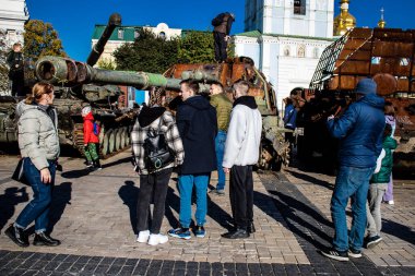 Bir açık hava sergisini ziyaret eden insanlar 2022 yılında Rusya 'nın Ukrayna işgali sırasında yakalanan ve yok edilen Rus askeri teçhizatına sahipler.