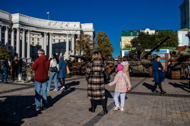 Bir açık hava sergisini ziyaret eden insanlar 2022 yılında Rusya 'nın Ukrayna işgali sırasında yakalanan ve yok edilen Rus askeri teçhizatına sahipler.