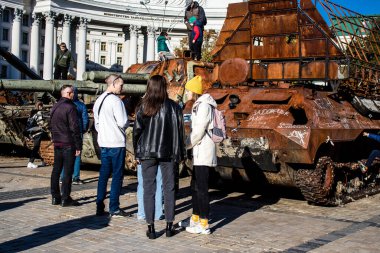Bir açık hava sergisini ziyaret eden insanlar 2022 yılında Rusya 'nın Ukrayna işgali sırasında yakalanan ve yok edilen Rus askeri teçhizatına sahipler.