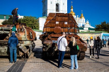 Bir açık hava sergisini ziyaret eden insanlar 2022 yılında Rusya 'nın Ukrayna işgali sırasında yakalanan ve yok edilen Rus askeri teçhizatına sahipler.