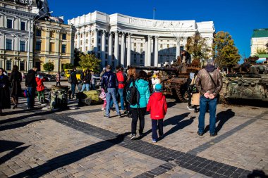 Bir açık hava sergisini ziyaret eden insanlar 2022 yılında Rusya 'nın Ukrayna işgali sırasında yakalanan ve yok edilen Rus askeri teçhizatına sahipler.