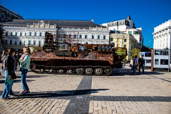 Люди Які Відвідують Виставку Просто Неба Показують Російську Військову Техніку — стокове фото