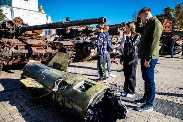 Lidé Navštěvují Výstavu Pod Širým Nebem Představují Ruské Vojenské Vybavení — Stock fotografie