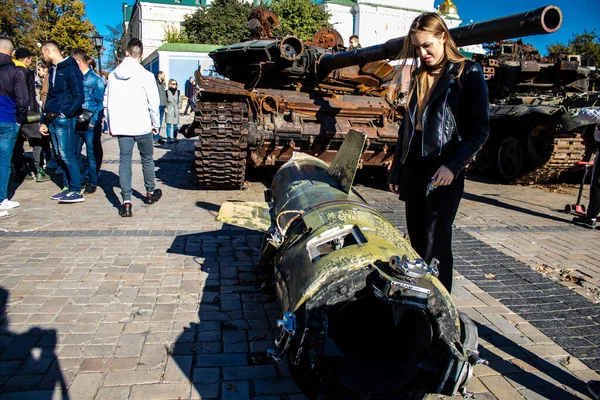 Люди Посетившие Выставку Открытым Небом Представившие Российскую Военную Технику Захваченную — стоковое фото