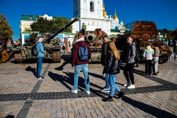 Люди Які Відвідують Виставку Просто Неба Показують Російську Військову Техніку — стокове фото