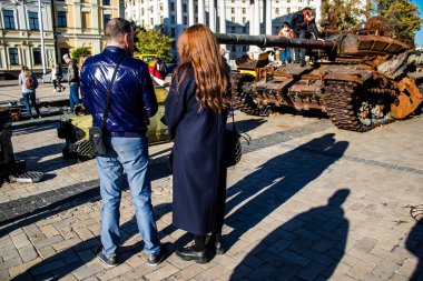 Bir açık hava sergisini ziyaret eden insanlar 2022 yılında Rusya 'nın Ukrayna işgali sırasında yakalanan ve yok edilen Rus askeri teçhizatına sahipler.