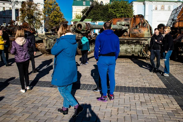 Lidé Navštěvují Výstavu Pod Širým Nebem Představují Ruské Vojenské Vybavení — Stock fotografie