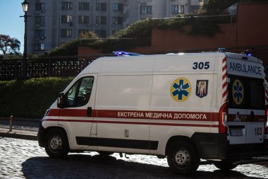 Kyiv, Ukrayna - Rusya ile savaş sırasında Kyiv şehir merkezinde devam eden 02 Kasım 2022 Ambülans Rus füzelerinin hedefi ve sirenlerin sesi her gün duyuluyor