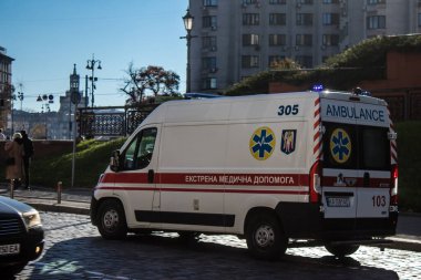 Kyiv, Ukrayna - Rusya ile savaş sırasında Kyiv şehir merkezinde devam eden 02 Kasım 2022 Ambülans Rus füzelerinin hedefi ve sirenlerin sesi her gün duyuluyor