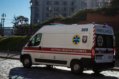 Kyiv, Ukrayna - Rusya ile savaş sırasında Kyiv şehir merkezinde devam eden 02 Kasım 2022 Ambülans Rus füzelerinin hedefi ve sirenlerin sesi her gün duyuluyor