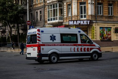 Kyiv, Ukrayna - Rusya ile savaş sırasında Kyiv şehir merkezinde devam eden 02 Kasım 2022 Ambülans Rus füzelerinin hedefi ve sirenlerin sesi her gün duyuluyor