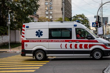 Kyiv, Ukrayna - Rusya ile savaş sırasında Kyiv şehir merkezinde devam eden 02 Kasım 2022 Ambülans Rus füzelerinin hedefi ve sirenlerin sesi her gün duyuluyor