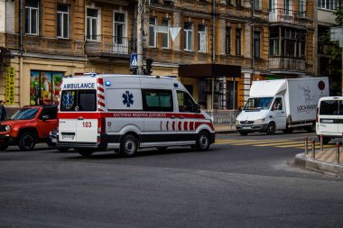 Kyiv, Ukrayna - Rusya ile savaş sırasında Kyiv şehir merkezinde devam eden 02 Kasım 2022 Ambülans Rus füzelerinin hedefi ve sirenlerin sesi her gün duyuluyor