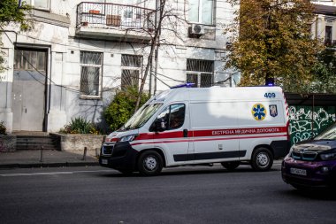 Kyiv, Ukrayna - Rusya ile savaş sırasında Kyiv şehir merkezinde devam eden 02 Kasım 2022 Ambülans Rus füzelerinin hedefi ve sirenlerin sesi her gün duyuluyor