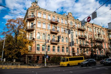 Rusya ile savaş sırasında Kyiv şehrinin mimarisi ve manzarası, Kyiv 'in tarihi ve modern binaları Rus füzelerinin hedefi ve sirenlerin sesi her gün duyuluyor.