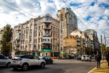 Rusya ile savaş sırasında Kyiv şehrinin mimarisi ve manzarası, Kyiv 'in tarihi ve modern binaları Rus füzelerinin hedefi ve sirenlerin sesi her gün duyuluyor.