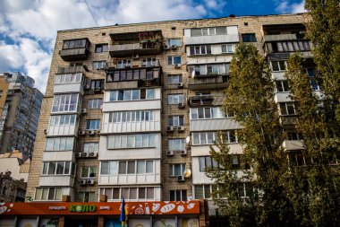 Rusya ile savaş sırasında Kyiv şehrinin mimarisi ve manzarası, Kyiv 'in tarihi ve modern binaları Rus füzelerinin hedefi ve sirenlerin sesi her gün duyuluyor.