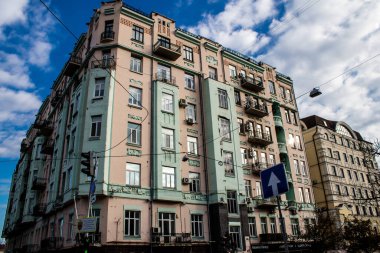 Rusya ile savaş sırasında Kyiv şehrinin mimarisi ve manzarası, Kyiv 'in tarihi ve modern binaları Rus füzelerinin hedefi ve sirenlerin sesi her gün duyuluyor.