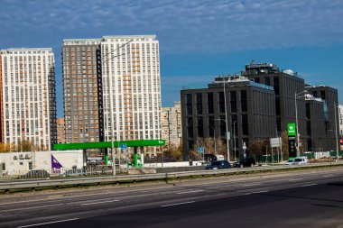 Rusya ile savaş sırasında Kyiv şehrinin mimarisi ve manzarası, Kyiv 'in tarihi ve modern binaları Rus füzelerinin hedefi ve sirenlerin sesi her gün duyuluyor.