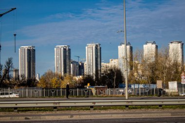 Rusya ile savaş sırasında Kyiv şehrinin mimarisi ve manzarası, Kyiv 'in tarihi ve modern binaları Rus füzelerinin hedefi ve sirenlerin sesi her gün duyuluyor.