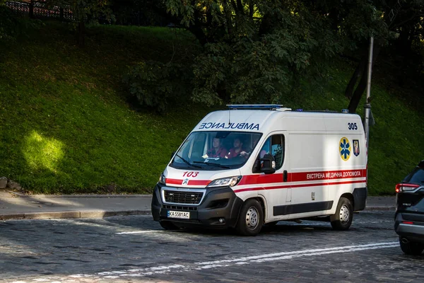 Kiev Ucrania Noviembre 2022 Ambulancia Rodando Centro Ciudad Kyiv Durante —  Fotos de Stock