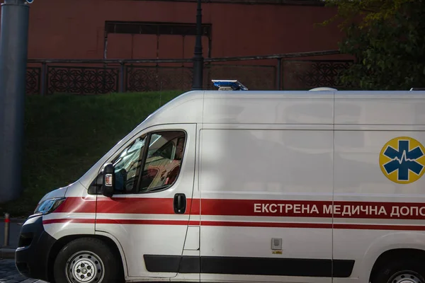 Kiev Ukraina November 2022 Ambulans Rullande Centrum Kiev Kriget Med — Stockfoto