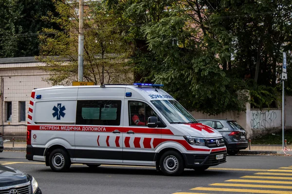 Kiev Ukraine Novembre 2022 Ambulance Roulant Dans Centre Ville Kiev — Photo